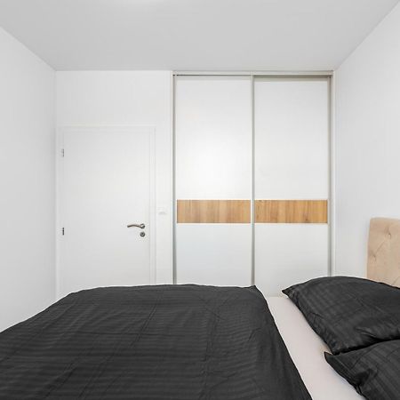 Leo Apartment - Ac & Free Parking Братислава Екстер'єр фото