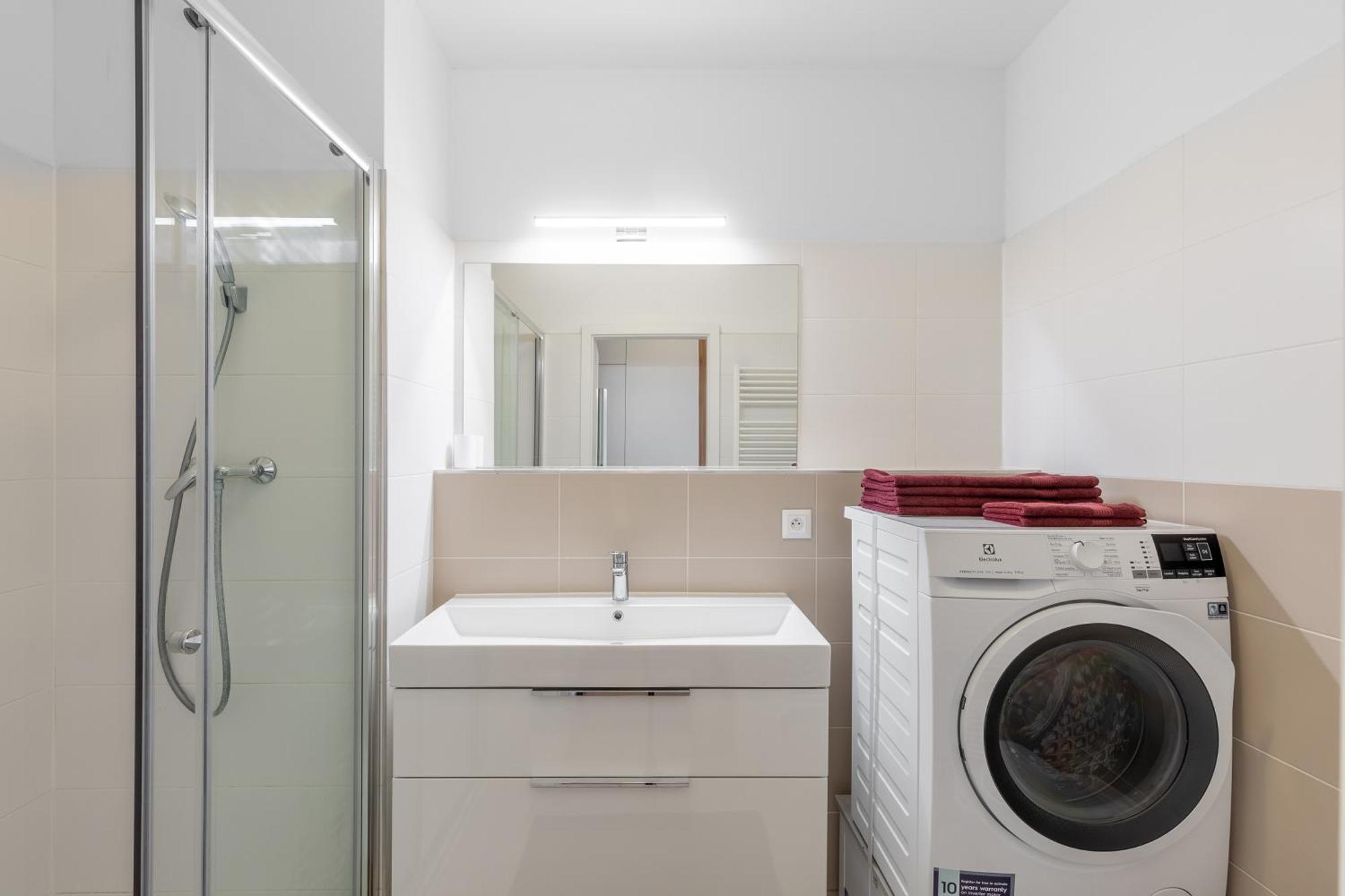 Leo Apartment - Ac & Free Parking Братислава Екстер'єр фото