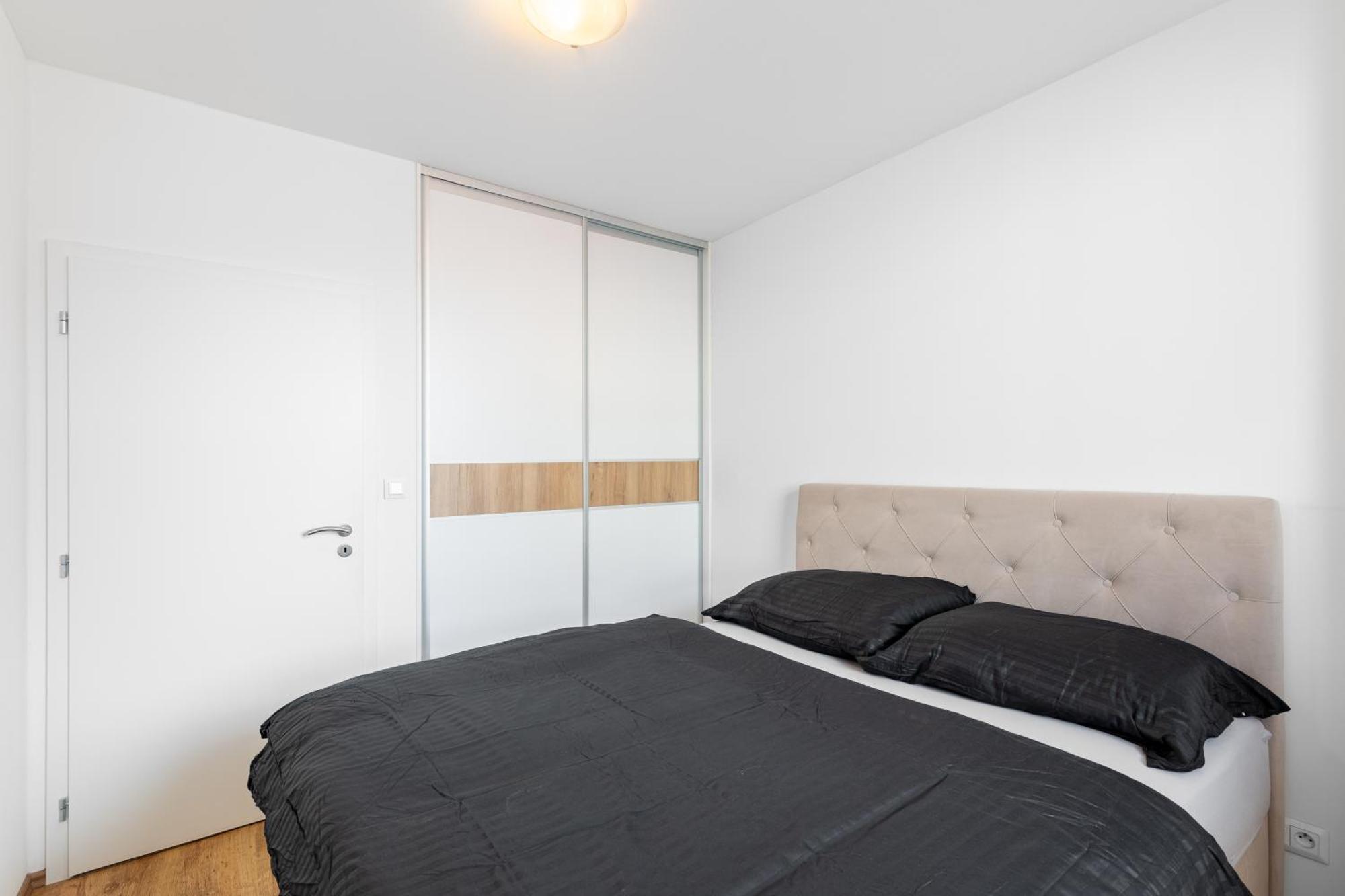 Leo Apartment - Ac & Free Parking Братислава Екстер'єр фото