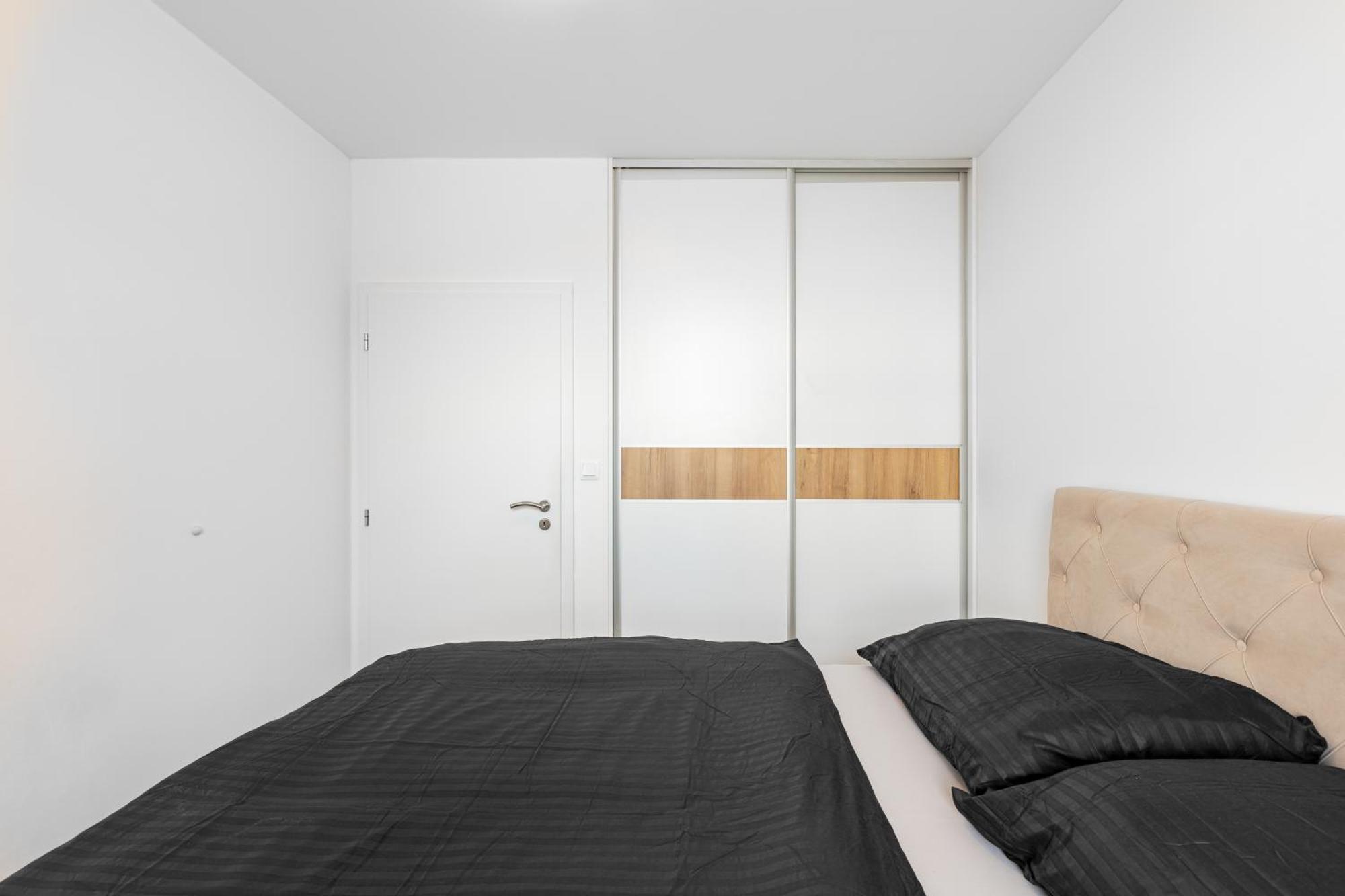 Leo Apartment - Ac & Free Parking Братислава Екстер'єр фото