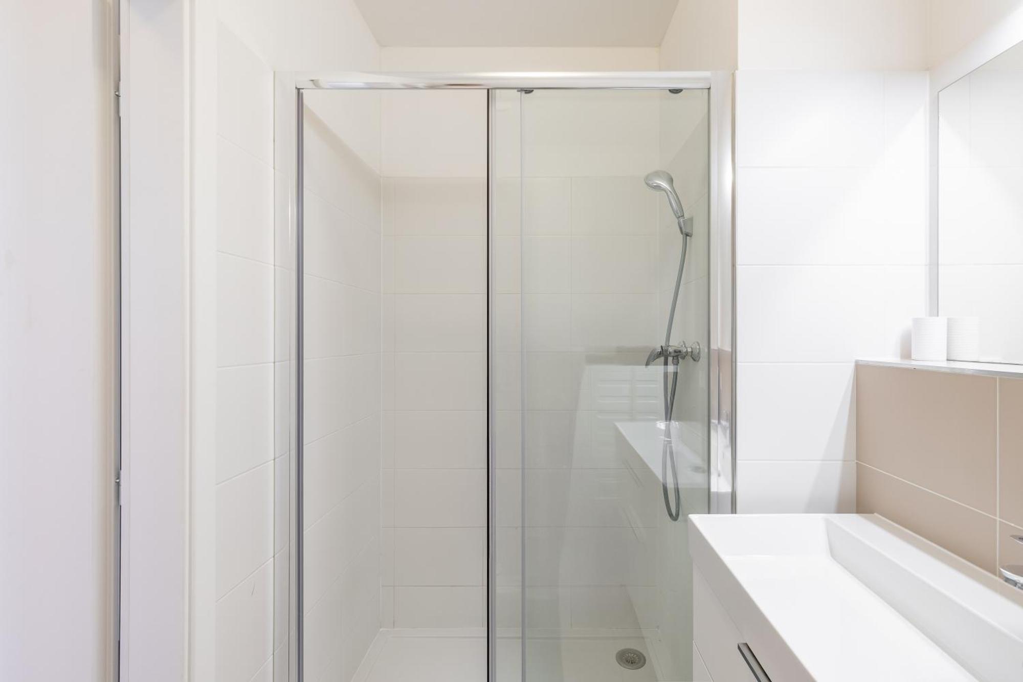 Leo Apartment - Ac & Free Parking Братислава Екстер'єр фото