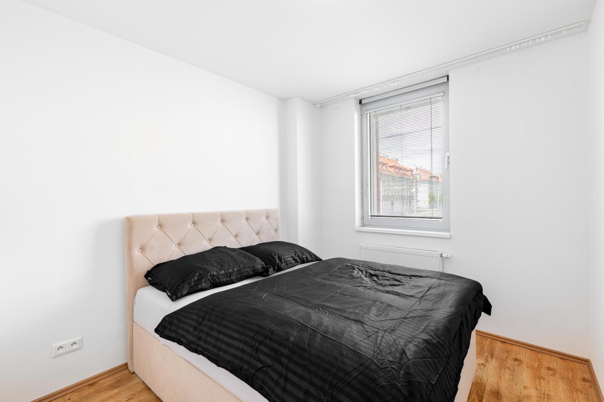 Leo Apartment - Ac & Free Parking Братислава Екстер'єр фото